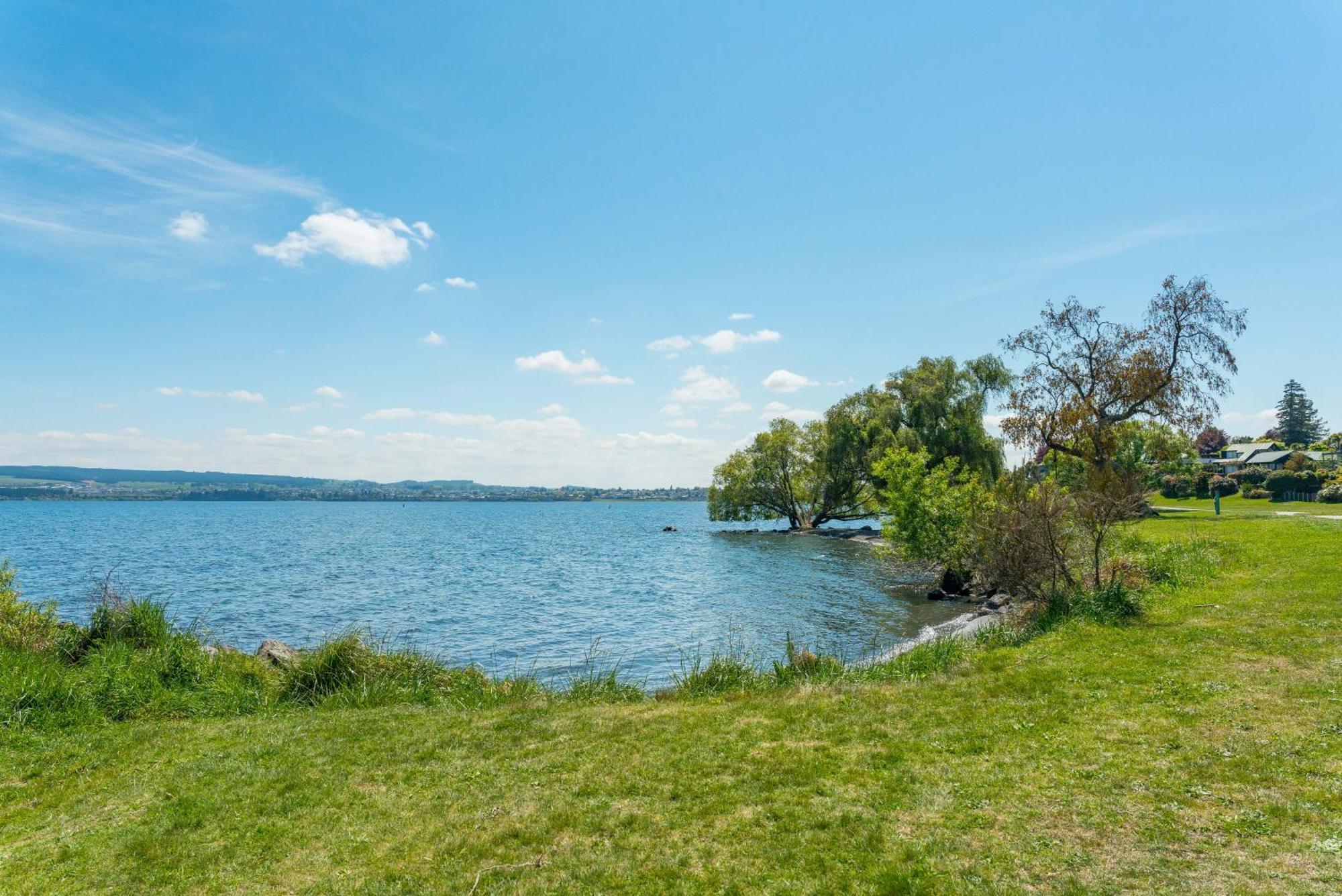 Lakeview Cottage - Rainbow Point Holiday Home タウポ エクステリア 写真