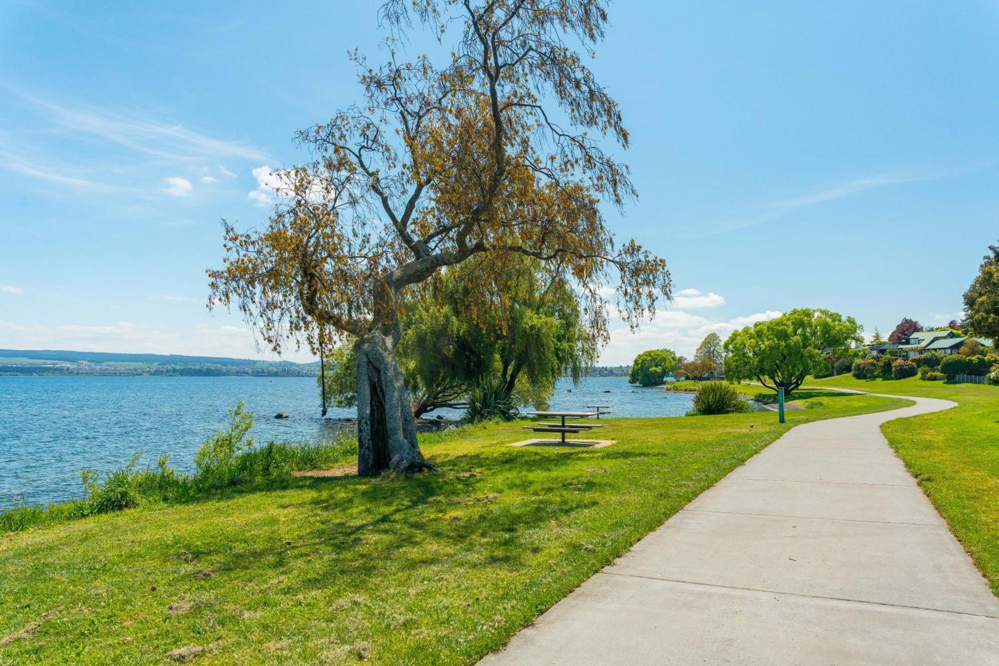 Lakeview Cottage - Rainbow Point Holiday Home タウポ エクステリア 写真